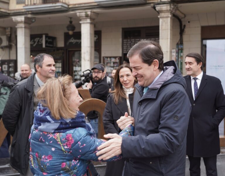 Candidato popular interactuando con ciudadanos en un evento público