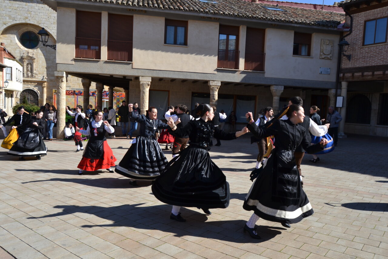 Grupo de danzas en la celebración de San Matías en Astudillo