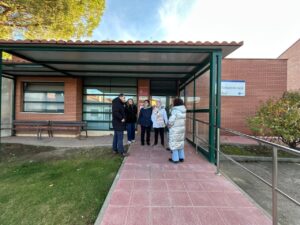 Grupo de personas frente al consultorio local en Grijota