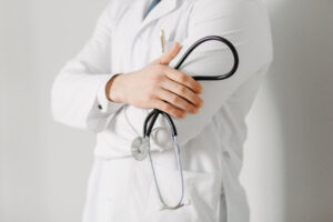 Médico con estetoscopio en un consultorio médico