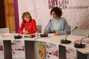 Dos mujeres en una mesa hablando sobre el programa Yo Conecto en Palencia