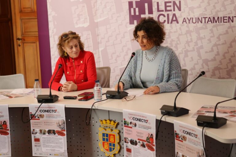 Dos mujeres en una mesa hablando sobre el programa Yo Conecto en Palencia
