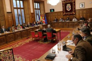 Reunión del Pleno del Ayuntamiento de Palencia con concejales y autoridades
