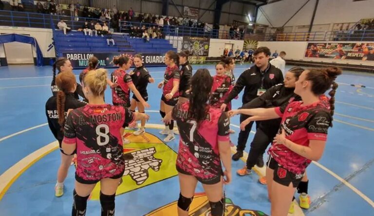 Jugadoras del Balonmano Fuentes Carrionas en el Pabellón Municipal de Guardo