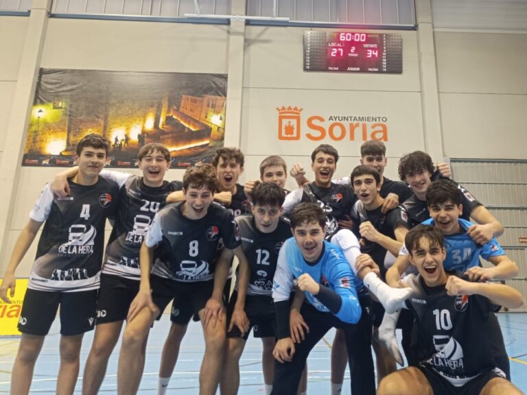 Jugadores del Balonmano Odisea celebrando una victoria en Soria