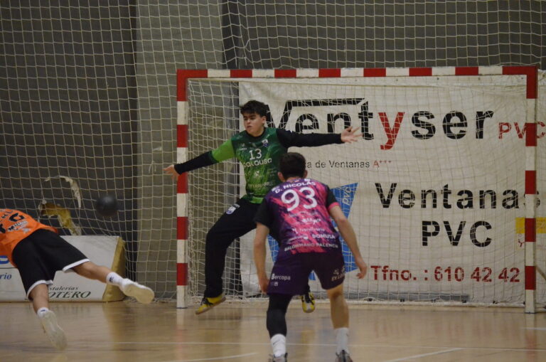Portero del Balopal deteniendo un lanzamiento durante un partido de balonmano