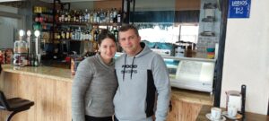 Gerardo y Greisi en el Bar Avenida, un nuevo comienzo en la hostelería.