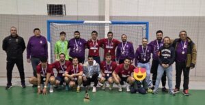 Equipo de fútbol sala Barruelo de Santullán posando con medallas tras ganar el torneo provincial