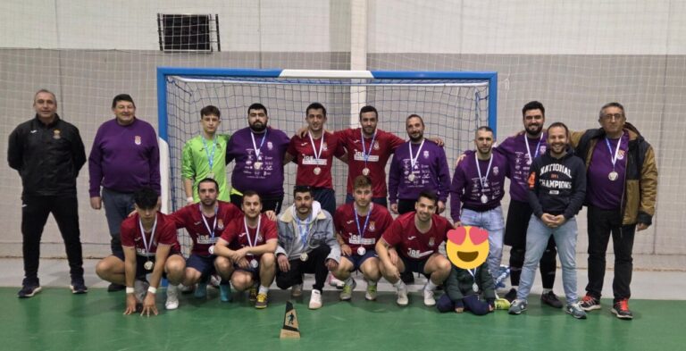 Equipo de fútbol sala Barruelo de Santullán posando con medallas tras ganar el torneo provincial