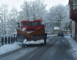 Camión quitanieves trabajando en Barruelo de Santullán cubierto de nieve