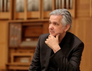 Retrato de un músico pensativo en un entorno musical