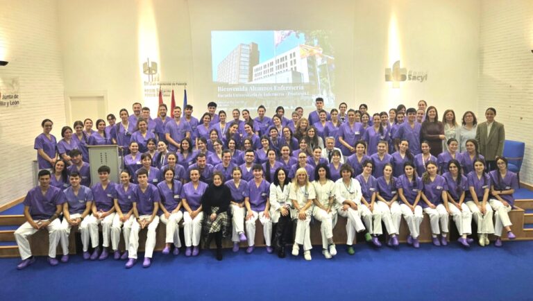 Grupo de estudiantes de enfermería en el Hospital Río Carrión de Palencia
