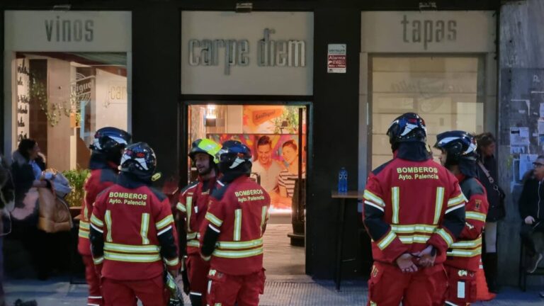 Bomberos del Ayuntamiento de Palencia en una escena urbana