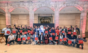 Grupo de chefs y representantes con placas Michelin en evento de CaixaBank