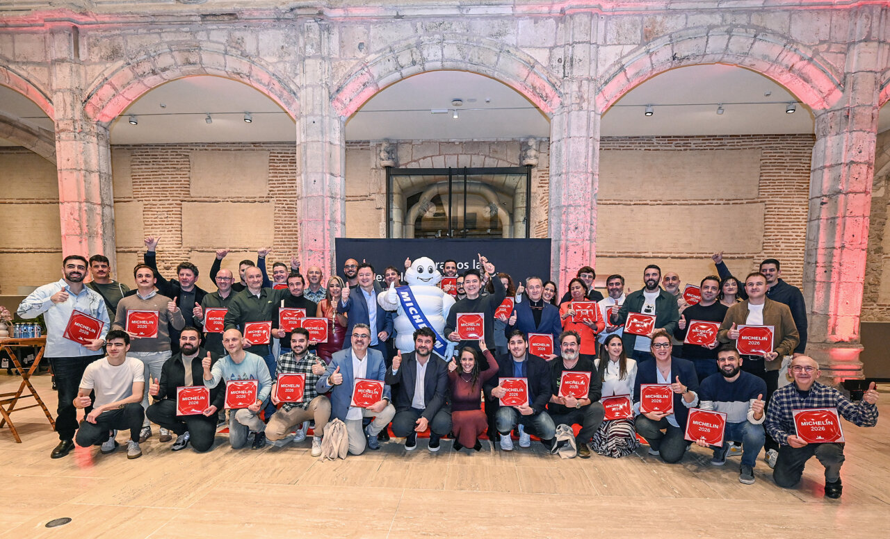 Grupo de chefs y representantes con placas Michelin en evento de CaixaBank