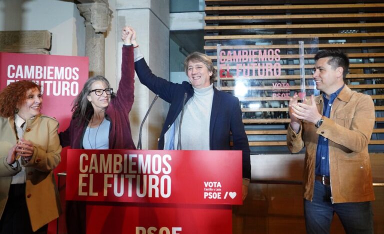 Candidatos del PSOE celebrando en un mitin electoral en Ávila