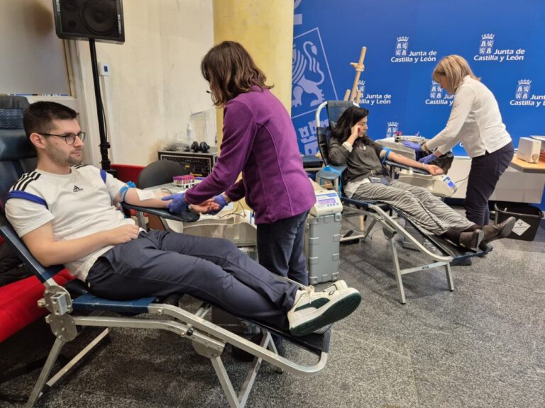 Personas donando sangre en la Delegación Territorial de Palencia