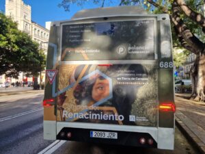 Autobús urbano en Málaga con promoción del Museo Territorial Campos del Renacimiento