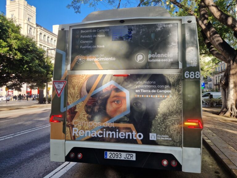 Autobús urbano en Málaga con promoción del Museo Territorial Campos del Renacimiento