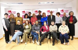 Grupo de personas en la presentación de la candidatura IU-Sumar en Castilla y León.