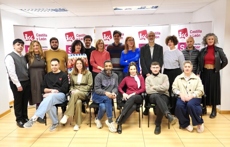 Grupo de personas en la presentación de la candidatura IU-Sumar en Castilla y León.