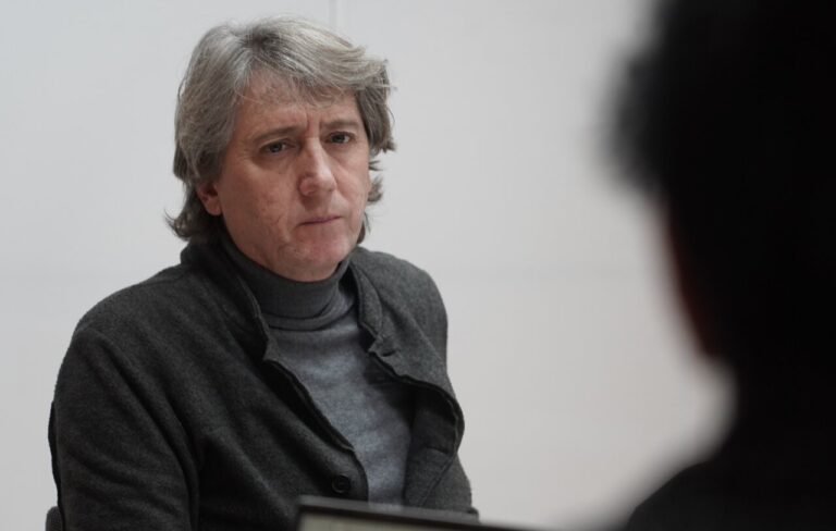 Carlos Martínez durante una entrevista sobre elecciones en Castilla y León