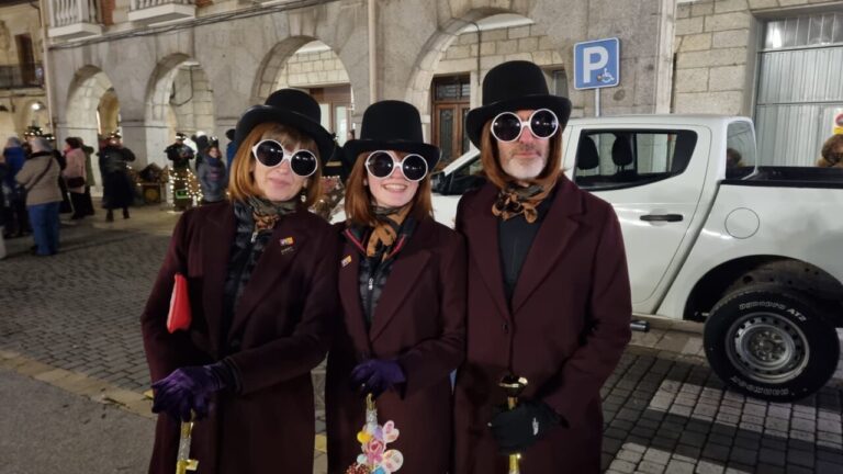 Tres personas disfrazadas en el Carnaval de la Galleta 2026 en Aguilar de Campoo
