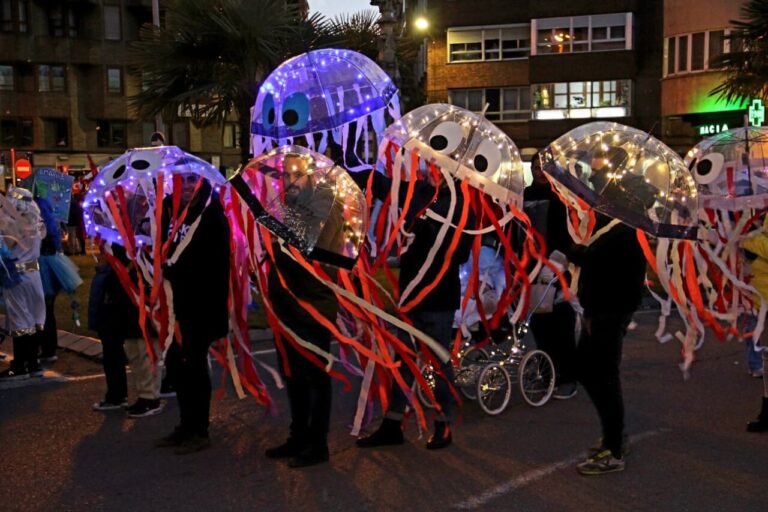 Grupo de personas disfrazadas de medusas en el Carnaval de Palencia