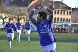 Jugador del Palencia CF celebra un gol en el partido de Tercera Federación