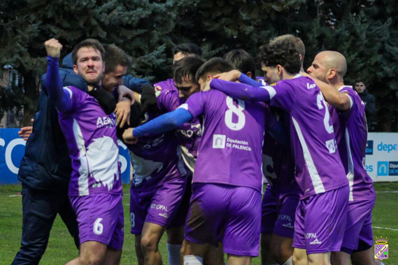 Jugadores del Palencia CF celebrando una victoria en el campo