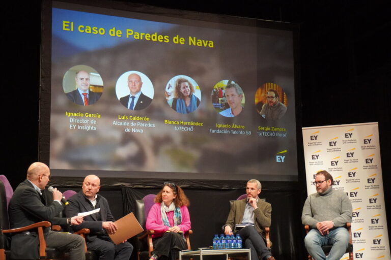 Panel de discusión sobre el caso de Paredes de Nava con varios ponentes