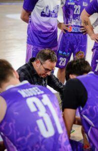 Entrenador de C.B Palencia dando instrucciones a sus jugadores durante un partido