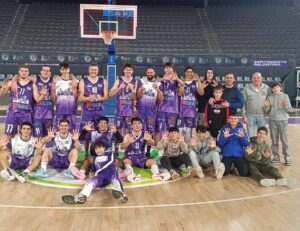Equipo de baloncesto C.B. Palencia celebrando su victoria