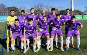 Equipo del CD Becerril posando en el campo de fútbol