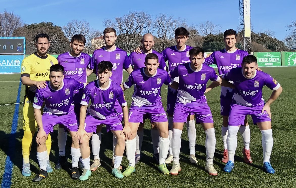 Equipo del CD Becerril posando en el campo de fútbol