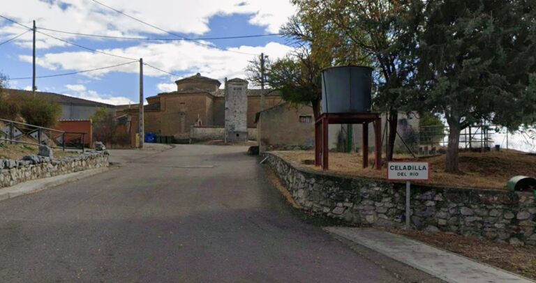 Vista de Celadilla del Río con señalización del lugar y paisaje rural