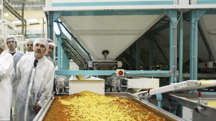 Interior de la planta de pasta de Cerealto en Venta de Baños con trabajadores