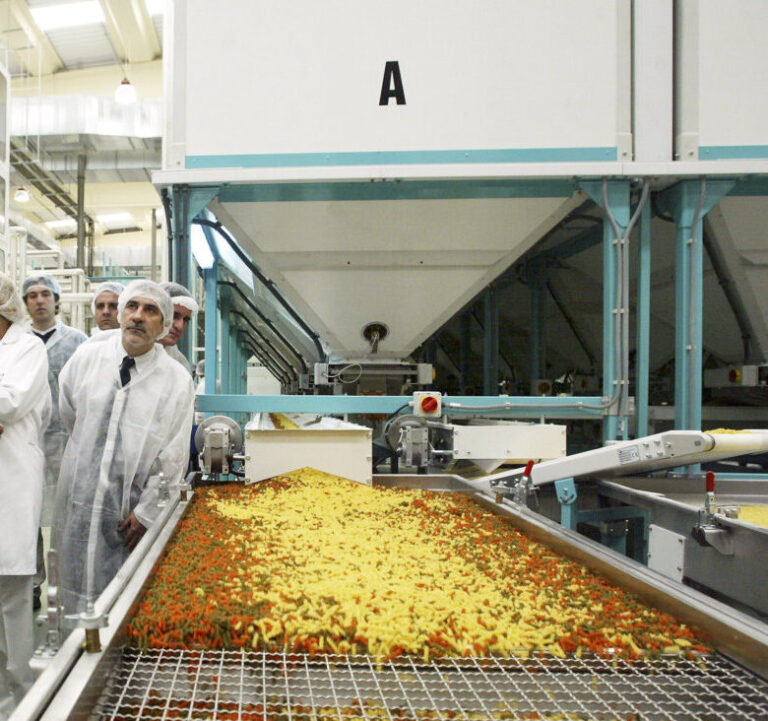 Interior de la planta de pasta de Cerealto en Venta de Baños con trabajadores