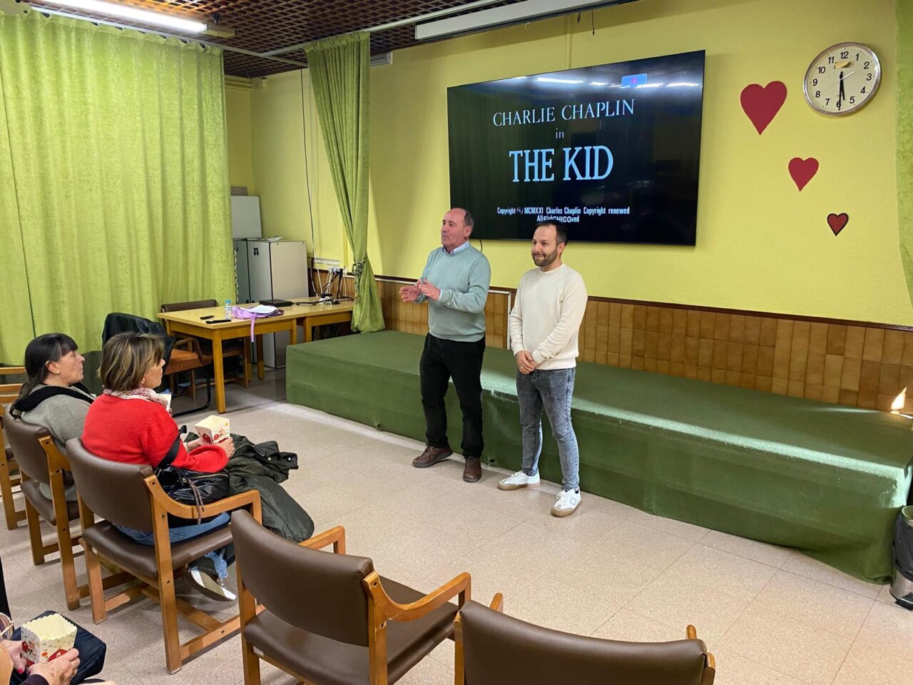 Asistentes al cinefórum en el Centro de Día de Barruelo de Santullán