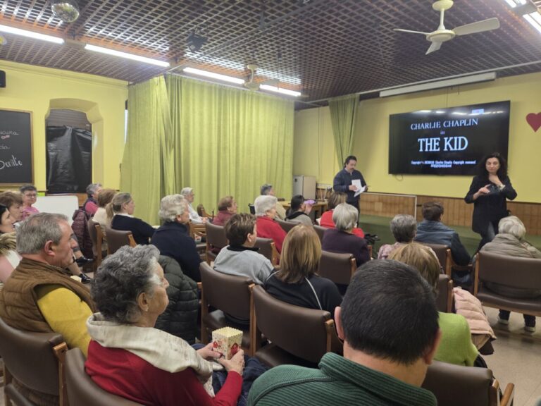 Asistentes al cinefórum en el Centro de Día de Barruelo de Santullán
