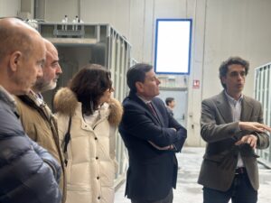 Visita de políticos a la empresa Modulaccion en Dueñas