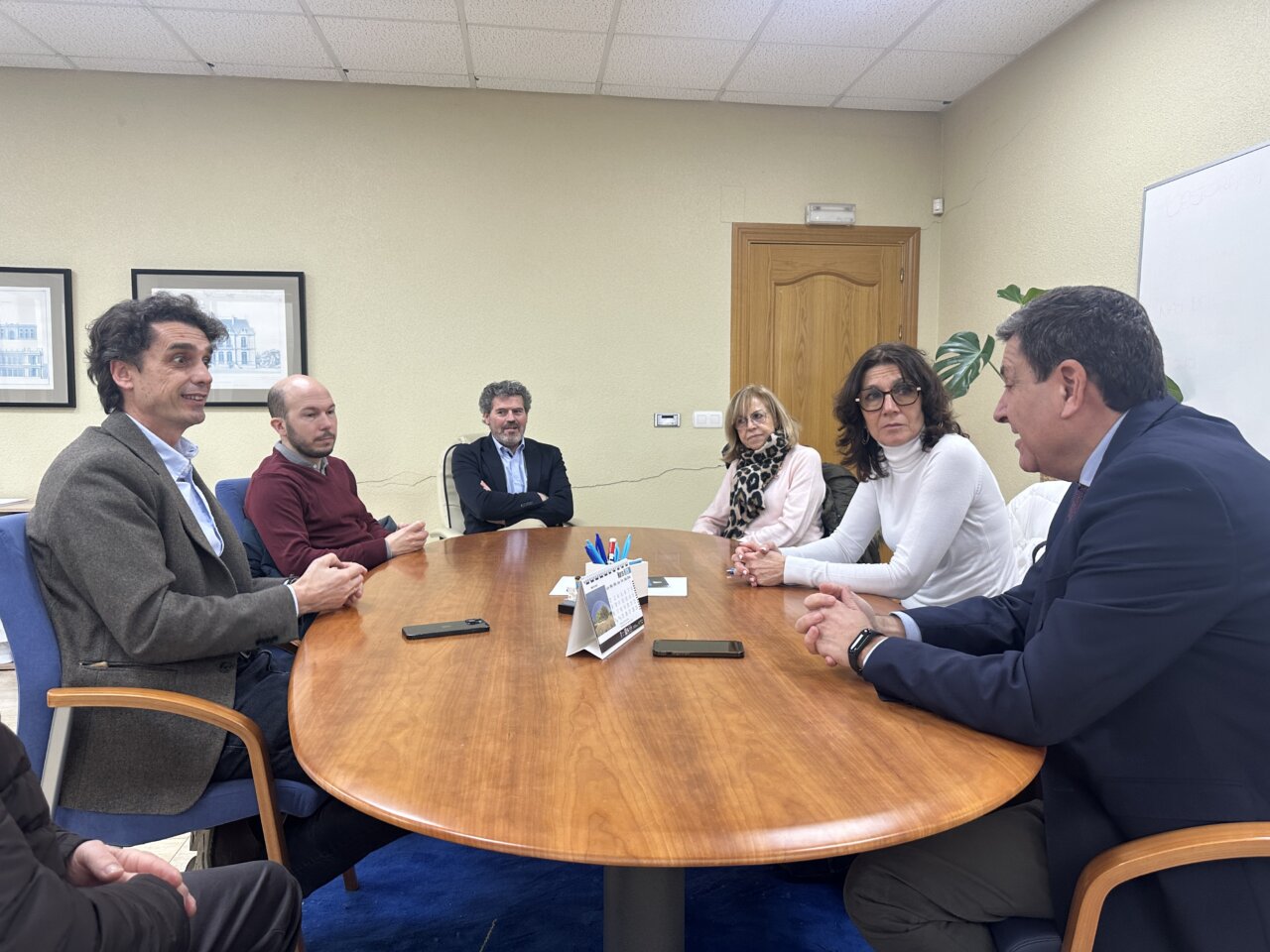 Reunión de candidatos del PP en Modulaccion, Dueñas, sobre vivienda