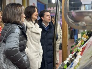 Mercedes Cófreces y otros en la Plaza de Abastos de Palencia