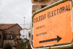 Cartel de colegio electoral en un pueblo de Valladolid