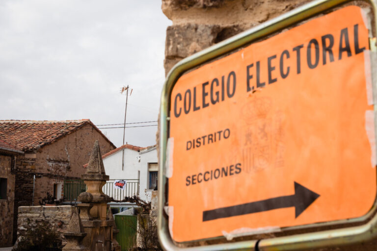 Cartel de colegio electoral en un pueblo de Valladolid