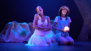 Actrices de Índigo Teatro en escena durante la obra Viaje al planeta de Todo es Posible