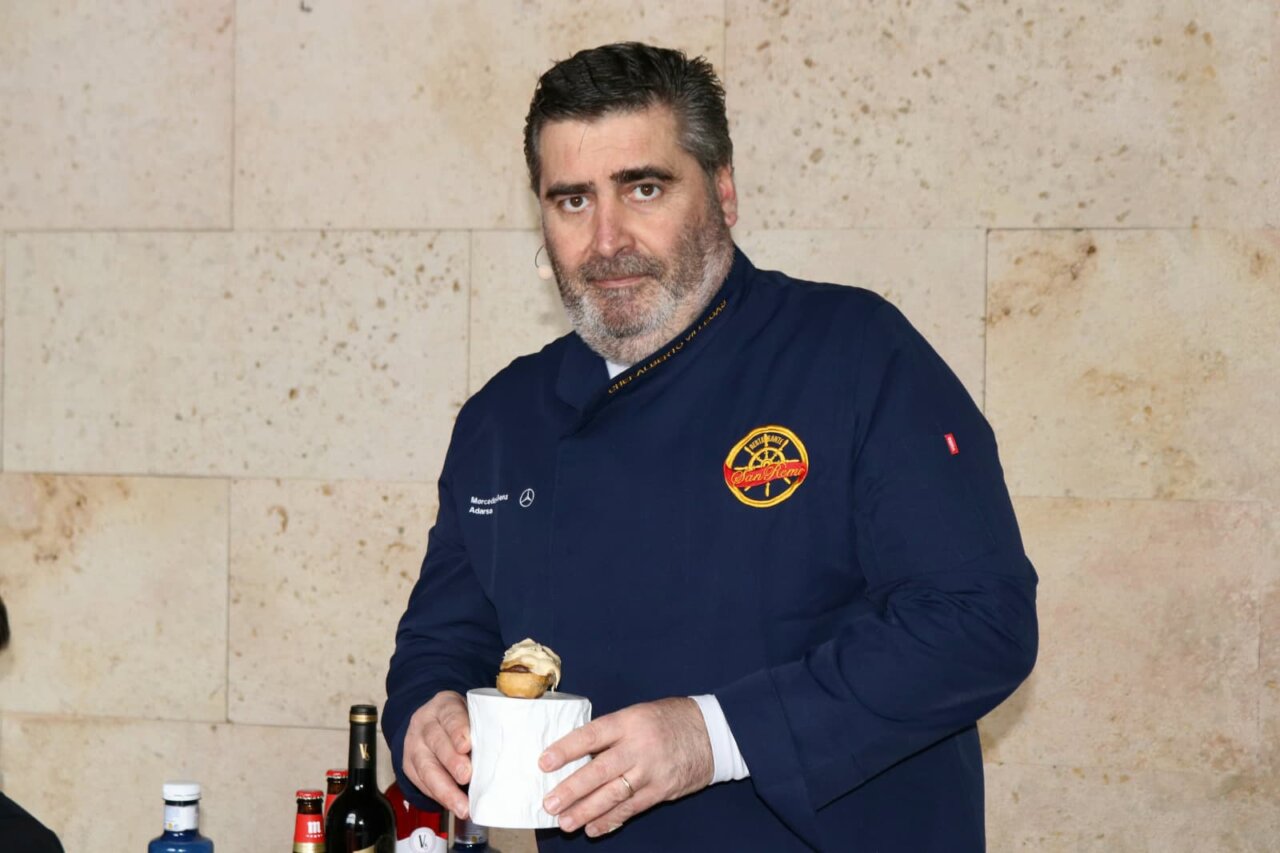 Chef sosteniendo un plato en el Concurso de Platos del Cerdo en Palencia