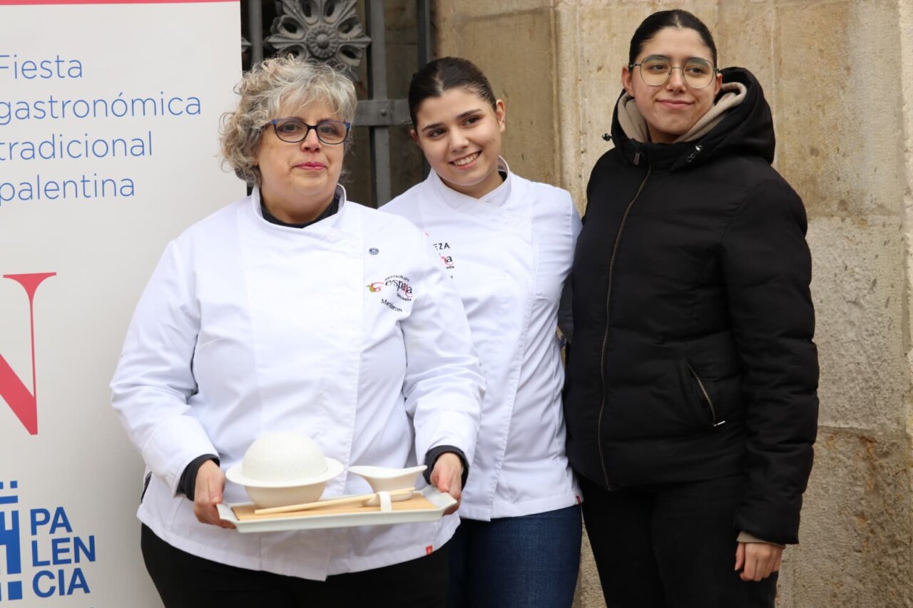 Tres chefs posando con un plato en el Concurso de Platos del Cerdo en Palencia