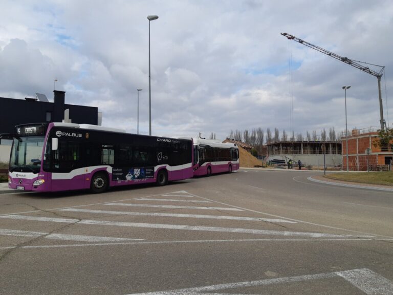 Autobús de Palbus en una parada durante obras en Palencia