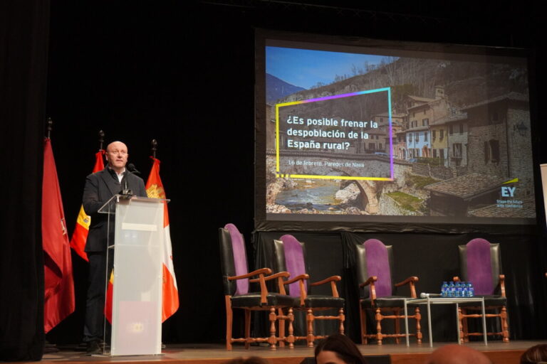 Ponente en conferencia sobre despoblación rural en Paredes de Nava